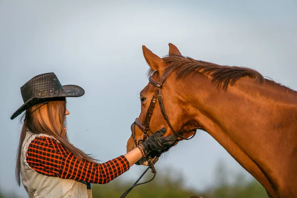 Vaqueira e cavalo — Fotografia de Stock