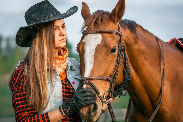 Žena krotící koně a koně — Stock fotografie
