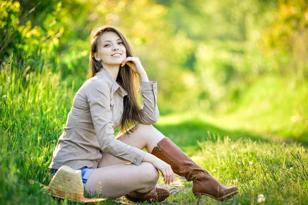 Giovane ragazza è seduta in giardino — Foto Stock