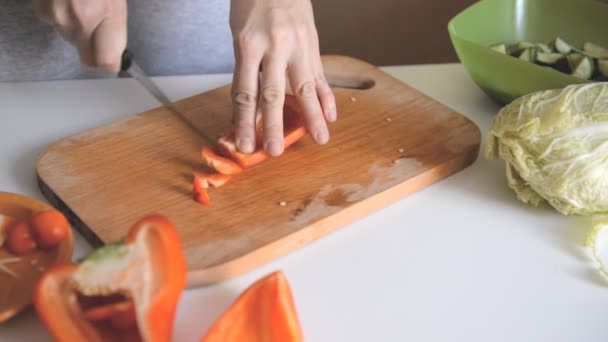 Een Vrouw Snijdt Een Paprika Met Een Mes Een Houten — Stockvideo