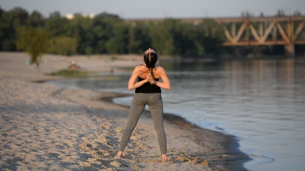 Vacker Flicka Bedriver Yoga Stranden Våren — Stockvideo