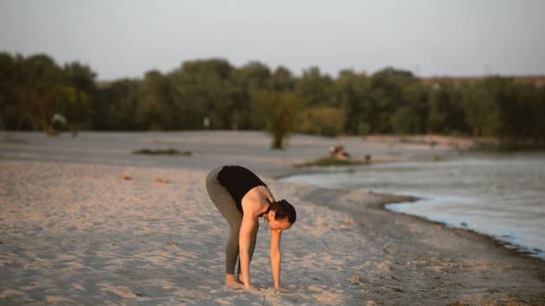 Vacker Flicka Bedriver Yoga Stranden Våren — Stockvideo