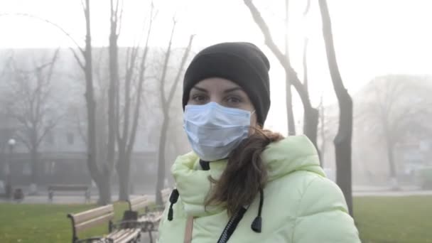 Deuxième Vague Coronavirus Covid Jeune Femme Debout Dans Rue Ville — Video