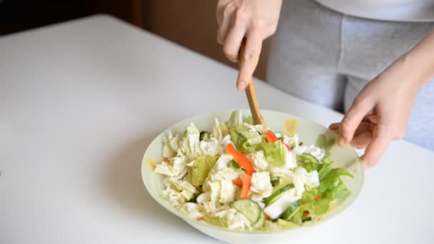 Šéfkuchař Připravuje Salát Míchá Ingredience — Stock video