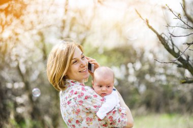 genç bir çocuk ile anne