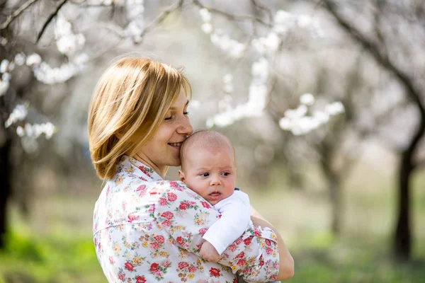 genç bir çocuk ile anne