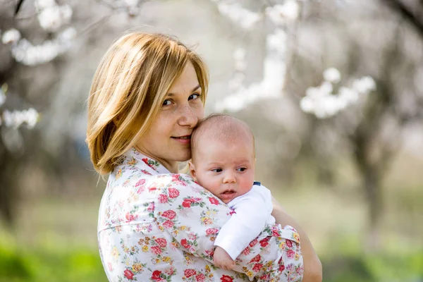 Jonge moeder met een kind — Stockfoto