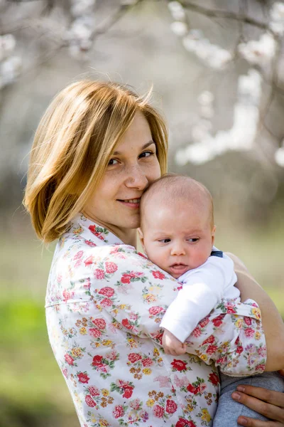 Genç bir çocuk ile anne — Stok fotoğraf
