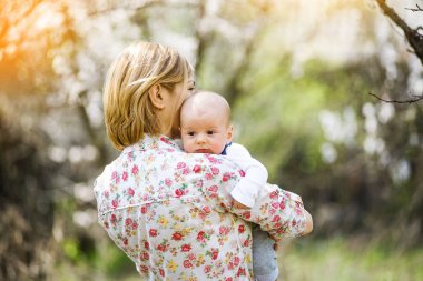 genç bir çocuk ile anne
