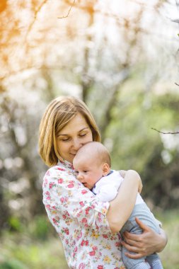 genç bir çocuk ile anne