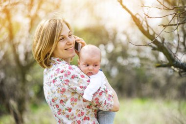 genç bir çocuk ile anne