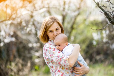 genç bir çocuk ile anne