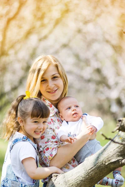 Madre joven con un niño — Foto de Stock