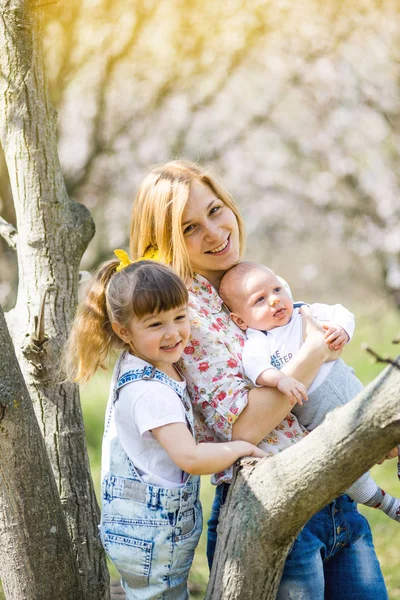 Jonge moeder met een kind — Stockfoto