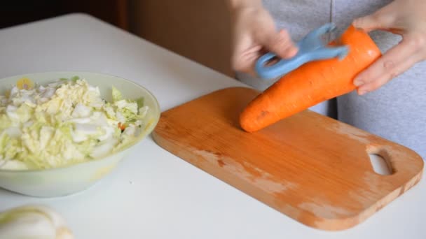 Cozinheiro Limpa Cenouras Salada — Vídeo de Stock