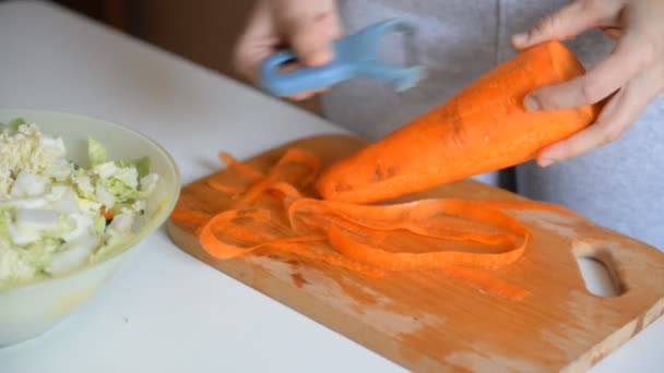 Kok Reinigt Wortelen Voor Salade — Stockvideo