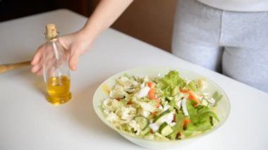 aşçı yemeği hazırlar ve yağ Salata dökülen.