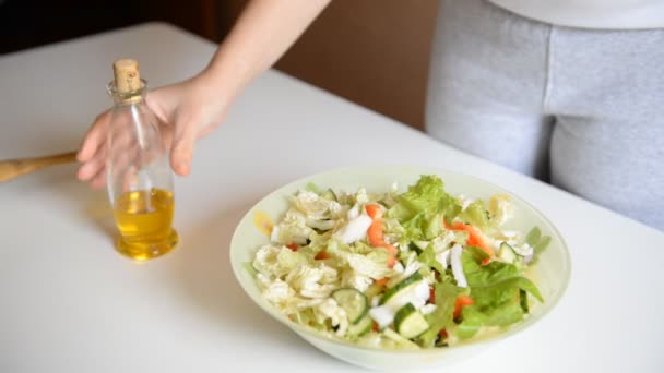 Szakács Készíti Vacsorát Önti Olaj Mint Saláta — Stock videók