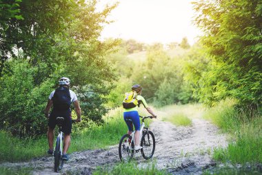 bir kadın ve bir adam parkta yaz aylarında Bisiklet Bisiklete binme