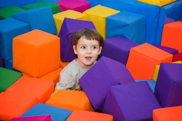 Çocuk bir cazibe biniyor