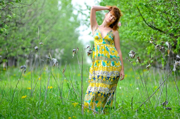 Vacker ung flicka vandrar i äppelträdgård — Stockfoto