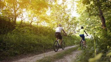 bir kadın ve bir adam parkta yaz aylarında Bisiklet Bisiklete binme