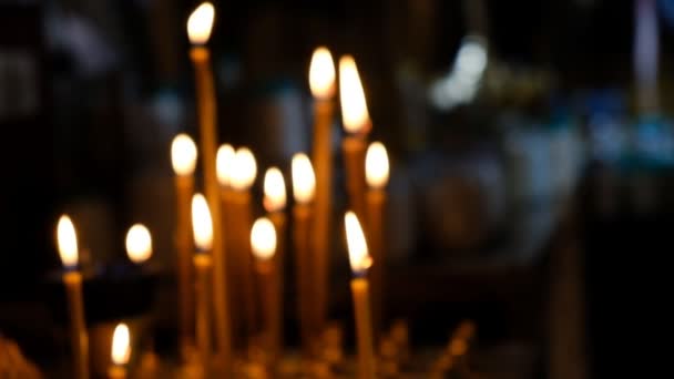 Свечи Горят Храме День Религиозного Праздника — стоковое видео