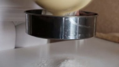 Bir adam çörek ve elmalı turta için hamur hazırlar..