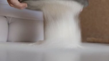 Bir adam çörek ve elmalı turta için hamur hazırlar..