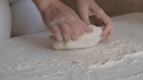 Ένας Άνθρωπος Ετοιμάζει Μια Ζύμη Για Ψήσιμο Ψωμάκια Και Μηλόπιτα — Αρχείο Βίντεο