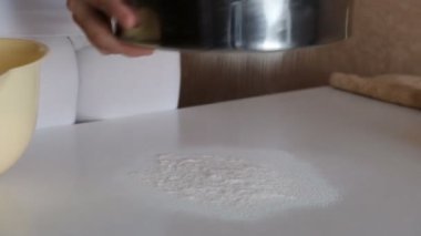 Bir adam çörek ve elmalı turta için hamur hazırlar..