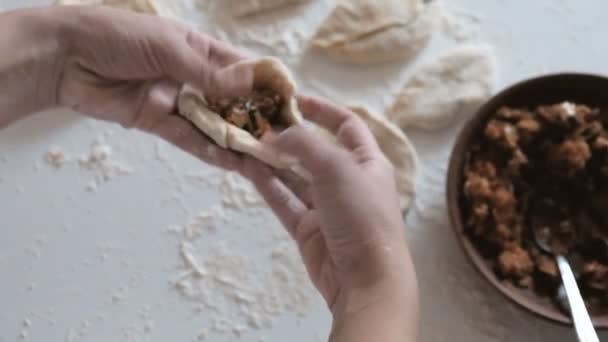 Eine Frau Bereitet Hause Kuchen Legt Die Füllung Hinein — Stockvideo