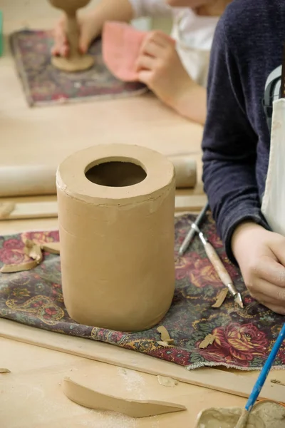 Kind beeldhouwt het product van ruwe klei — Stockfoto