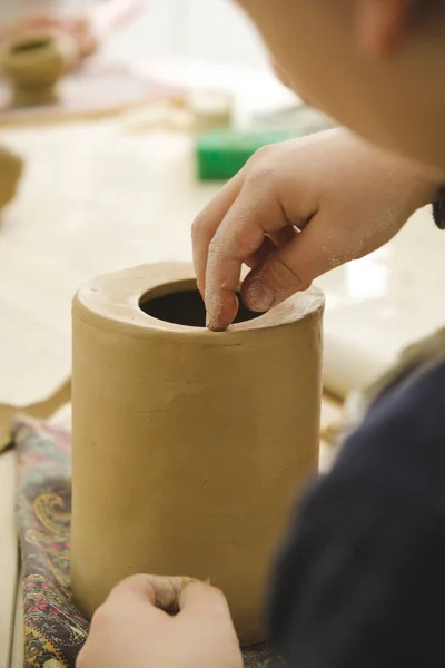 Kind beeldhouwt het product van ruwe klei — Stockfoto