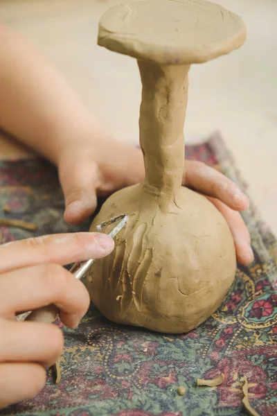 Child sculpts the product from raw clay — Stock Photo, Image