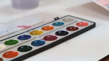 Çocuk suluboya resim yapmayı öğreniyor..