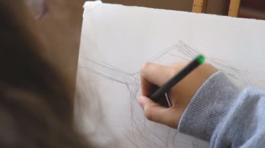 Çocuk suluboya resim yapmayı öğreniyor..