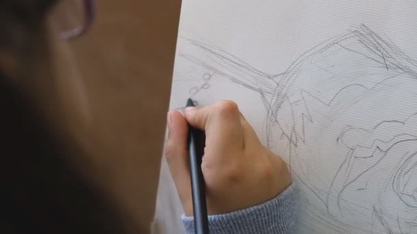 The child learns to paint with watercolors. — Stock Video