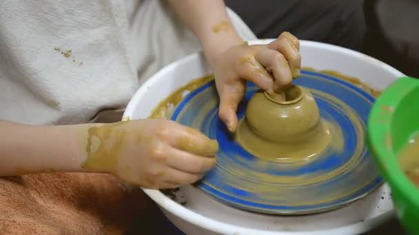 Adolescente Trabaja Con Arcilla Una Rueda Alfarero Trabajo Creativo Hobby — Vídeo de stock