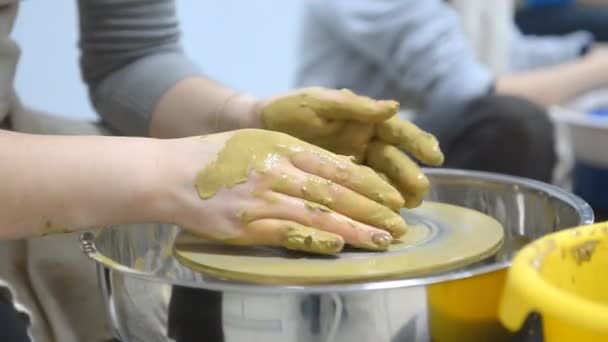 这个少年在陶工的轮子上用粘土干活 用粘土创作的业余爱好 — 图库视频影像