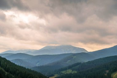 Dağ manzarası. Karpatlar yaz gün batımı. Blue Mountains.