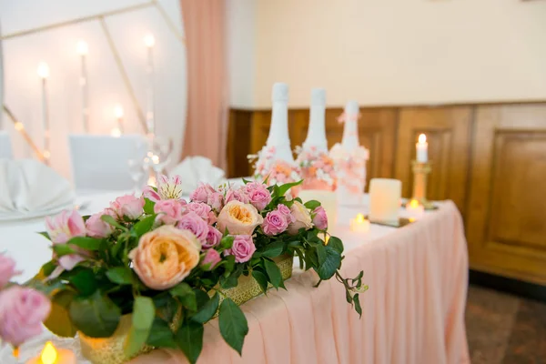 Portie feestelijke tafels, voorbereiding voor een feestelijk diner in een restaurant. — Stockfoto