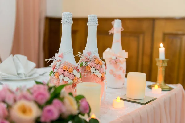 Servering av festmåltider, förberedelse för en festlig middag i en restaurang. — Stockfoto