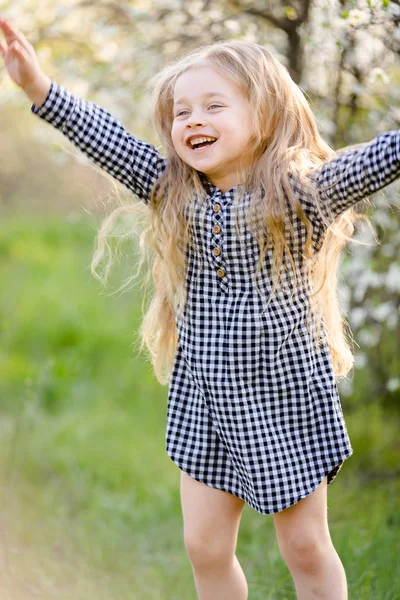 在春天的公园里玩得开心的金发小女孩. — 图库照片