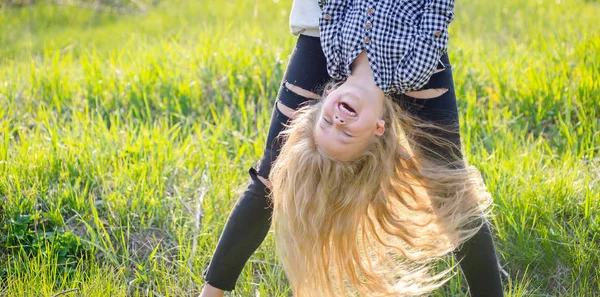 Piccola ragazza bionda che si diverte nel parco primaverile. — Foto Stock