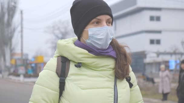 Schutz Vor Dem Chinesischen Coronavirus Einer Europäischen Stadt Eine Junge — Stockvideo