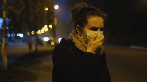 Proteção Contra Coronavírus Chinês Uma Cidade Europeia Uma Jovem Mulher — Vídeo de Stock