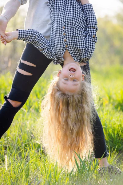 Malá blondýnka dívka baví v jarním parku. — Stock fotografie