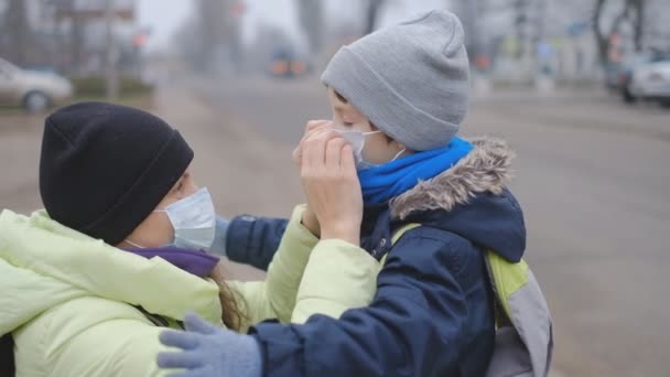 Ochrona Przed Chińskim Koronawirusem Europejskim Mieście Mama Poprawia Maskę Ochronną — Wideo stockowe