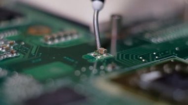 Laboratuvardaki elektronik devre kartlarının ve parçaların lehimlenmesi.